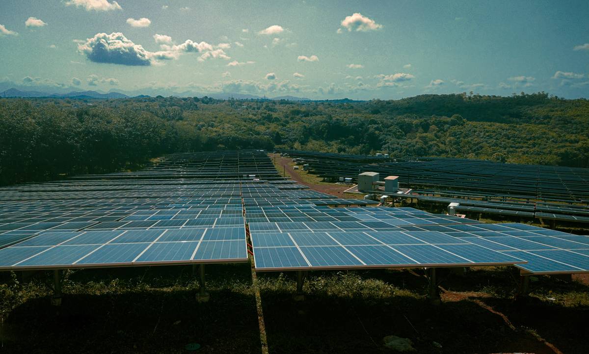 Diagram showing different solar panel system sizes on residential rooftops with labels explaining what is solar panel system size based on energy needs